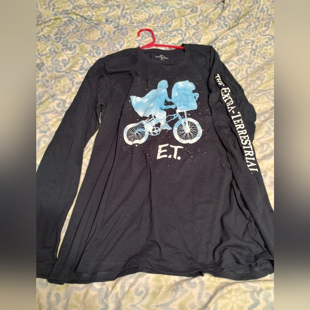 Long sleeve E.T. shirt